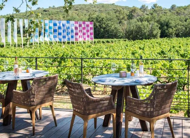 Dormir au sein d’un domaine viticole n’a rien d’inédit en Provence. Mais rares sont les lieux qui réussissent à réunir l’expérience du vin, une collection d’art contemporain d’envergure, une offre de restauration de qualité et une véritable sensation d'espace à soi. À la Commanderie de Peyrassol, dans le Var, La Rouvière prolonge cette expérience.
