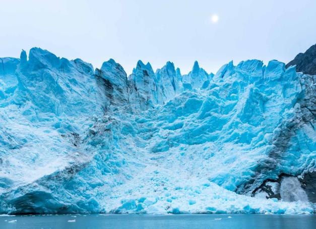 Aller au bout du monde avec les croisières Australis à bord du Ventus Australis. Une traversée de la Patagonie de cinq jours de Punta Arenas au Chili à Ushuaia en Argentine, pour suivre les pas de Darwin, longer la légendaire Avenue des Glaciers, visiter la Terre de Feu, rencontrer les manchots de Magellan et monter sur le mythique Cap Horn. 