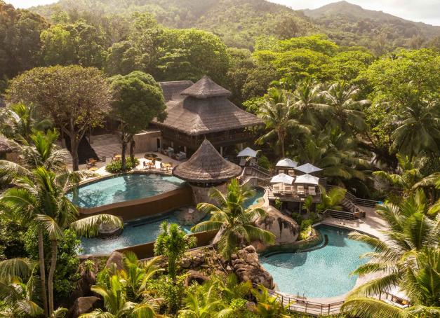 Les plus beaux hôtels des Seychelles sont éparpillés sur les 115 îles coralliennes baignées du clapotis de l’eau turquoise. L'occasion de faire le tour de l'archipel à la recherche des plus belles adresses d'hôtel de luxe et autres 5 étoiles, entre îles privées et villa avec piscines.