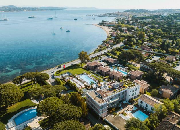 Saint-Tropez adore les retours en grâce. A tort sous-estimé, le Kube remonte sur le podium des adresses les plus désirables du golfe, porté par des infrastructures imbattables et des partenariats affûtée. Récit d’un renouveau parfaitement orchestré.