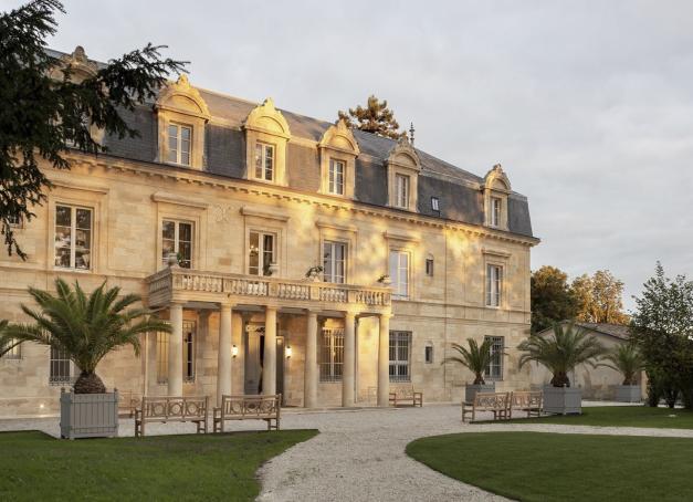 À une heure de Bordeaux, une ancienne demeure du Médoc a troqué le protocole hôtelier contre l'art de recevoir comme à la maison. Quatorze chambres, un chef triplement étoilé aux fourneaux et, depuis peu, une yourte plantée sous les cèdres en guise de spa. Bienvenue chez le charmant voisin de Cos d'Estournel.