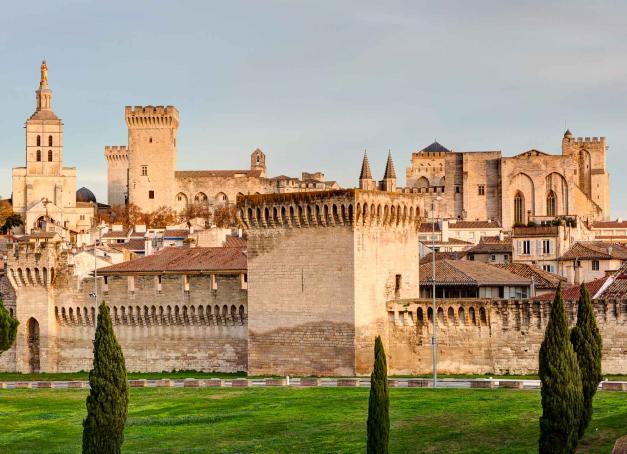 Quelles sont les meilleures adresses et les bons restaurants d'Avignon ? Capitale du théâtre en été, on visite Avignon pour la richesse de son histoire, mais aussi pour sa gastronomie de haut vol, ses restaurants et la beauté des paysages de Provence. Tour d’horizon des bonnes adresses pour un long week-end dans la cité des papes !
