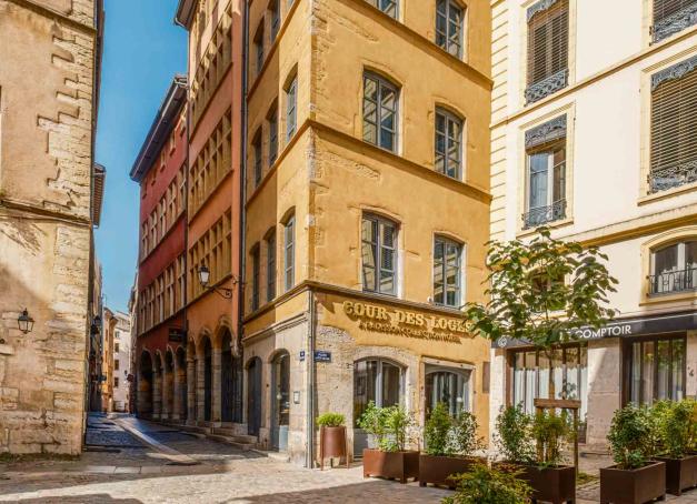Situé en plein cœur de ce quartier classé au Patrimoine mondial de l'Unesco, la Cour des Loges a rouvert ses portes en 2025, après une rénovation méticuleuse qui conserve l'esprit Renaissance des lieux, tout en y ajoutant une belle touche contemporaine. On a testé pour vous.
