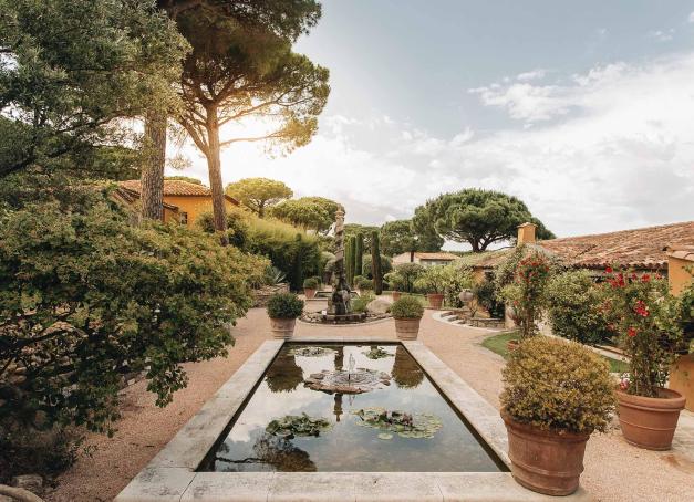 Septembre est là, mais l’été n’a pas encore dit son dernier mot. De Saint-Tropez à Minorque, de Cassis à l’île de Ré en passant par Porto-Vecchio, certains hôtels ont de quoi vous donner envie de repousser la rentrée. Piscines chauffées, tables les pieds dans l’eau, spas et offres de fin de saison : découvrez nos cinq adresses pour jouer les prolongations.
