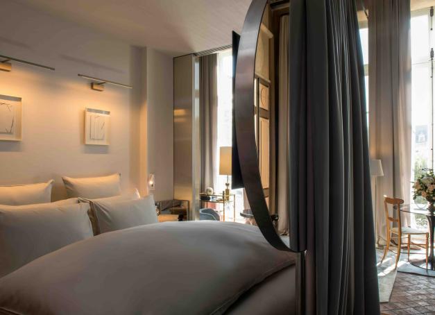 À la recherche d’un hotel romantique à Paris pour une escapade en amoureux ? Dans la capitale de l’amour, entre une balade le long de la Seine, un coucher de soleil depuis la Tour Eiffel ou un dîner en tête-à-tête dans une belle adresse, prolongez la magie en séjournant dans l’un des plus beaux hôtels de charme de la ville. Découvrez notre sélection des meilleurs hôtels romantiques parisiens pour un week-end inoubliable à deux.