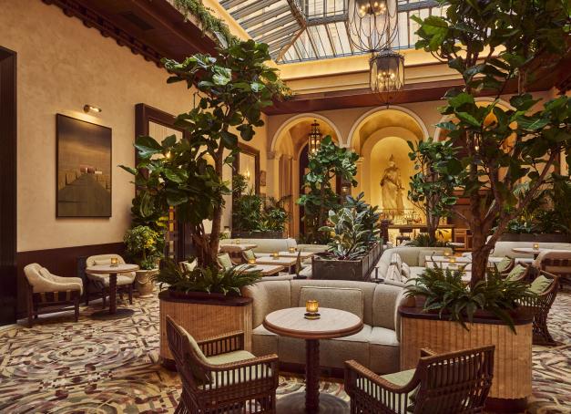 Première adresse « statique » de la marque Orient Express, La Minerva, à Rome, invite au voyage et au rêve sous l’égide de sa déesse et muse. Laissez-vous aller à la contemplation de la Citta Eterna dans un voyage orchestré par la beauté. 