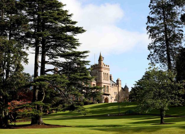 À Belfast, ce manoir est ni plus ni moins que le plus grand hôtel cinq étoiles d’Irlande du Nord. Membre de Small Luxury Hotels of the World, le Culloden Estate & Spa appartient à cette catégorie d’ « hôtel-patrimoine » cultivant, à dessein, une élégance classique entre architecture victorienne, œuvres d’art à foison et vues mélancoliques sur le Belfast Lough.