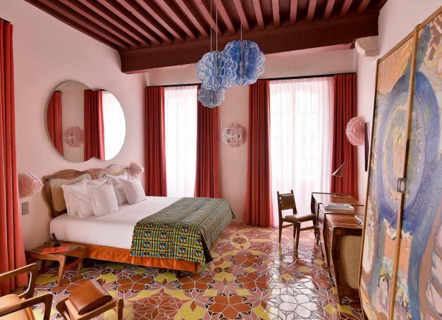 Quels sont les plus beaux hôtels et chambres d'hôtes d'Arles ? Demeures confidentielles, monuments historiques reconvertis en boutique-hôtels luxueux, institutions mythiques ayant su traverser les époques, galeries d’art aux chambres cachées à l’étage, explorez notre sélection.