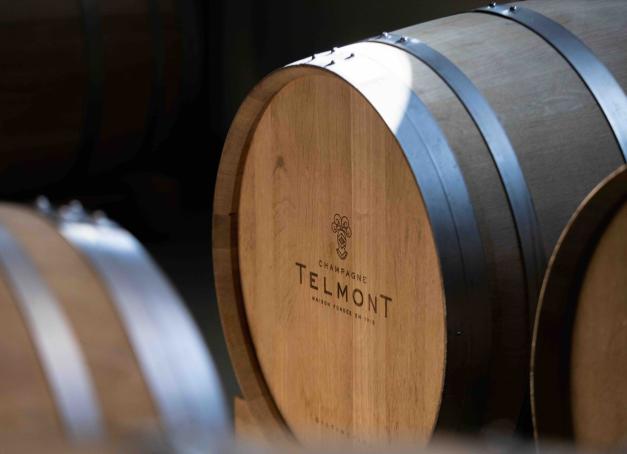 Dans le vignoble champenois, où la pluie et le climat frais compliquent souvent la tâche, environ 2 % seulement des surfaces sont aujourd'hui cultivées en biodynamie. Une rareté qui fait tout le sel de ces champagnes biodynamiques : moins interventionnistes, plus proches du rythme des saisons et du calendrier lunaire, ils offrent une lecture directe et sincère du terroir. Yonder a sélectionné cinq maisons qui incarnent, chacune cette philosophie d'un champagne biodynamique vivant et sans artifice.