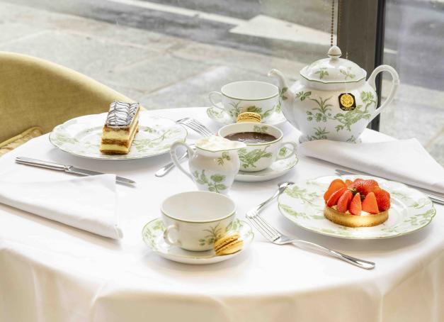 Charmant et discret hôtel 4 étoiles du Triangle d’or, le Claridge a été entièrement rénové. Son Lounge accueille désormais une offre tea time simple, dans une atmosphère chaleureuse et élégante.