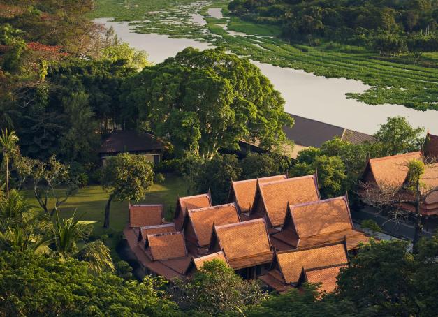 À Sam Phran, à 75 kilomètres de Bangkok, le RXV Wellness Village se présente moins comme un hôtel que comme un écosystème. Le bien-être n’y est pas un luxe réservé à des initiés mais une pratique ouverte, accessible, presque communautaire et familiale. Le lieu réunit la science et la tradition, la nature et l’innovation.