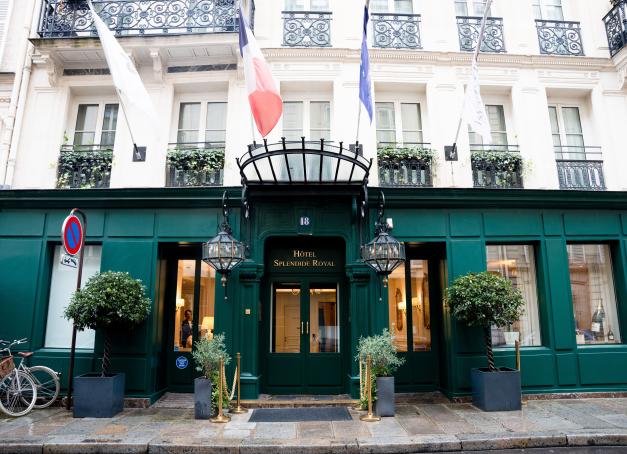 À deux pas des Champs-Élysées, Tosca cultive une élégance discrète et une fidélité rare à la cuisine italienne. Dans cette adresse confidentielle au sein du Splendide Royal Paris, le temps ralentit autour d’une assiette juste, lisible, et profondément sincère.