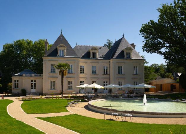À deux tours de roue de de Nantes, à Vertou, le Château du Portereau écrit une nouvelle page de son histoire en devenant un hôtel 4 étoiles qui conjugue à la perfection patrimoine, hôtellerie haut de gamme et art de vivre à la française. 