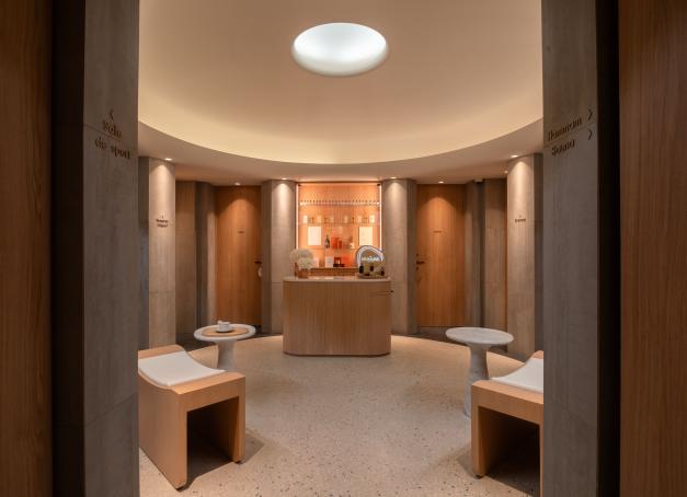 A quelques pas de la grille dorée qui s’ouvre sur le château, l’hôtel Les Lumières constitue l’une des plus belles adresses versaillaises. Son spa confidentiel propose en exclusivité les soins Beau Domaine, la marque issue des vignes, cofondée par Brad Pitt et la famille Perrin.
