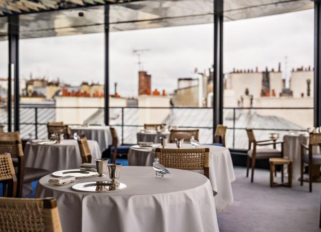 Tables de pouvoir, repaires à deals, refuges pour budgets sensibles : cinq adresses où l’on parle KPI, clauses et bonus entre Palak Paneer, mezzés ou boeuf rôti, sans jamais sacrifier le plaisir du gosier.