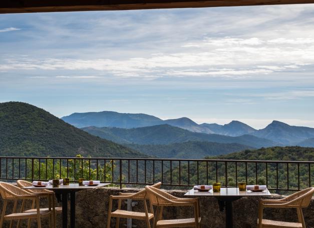 Il ne figure encore dans aucun guide. Ni Gault et Millau ni Michelin ni même le Fooding, souvent découvreur de talents, ne semblent avoir encore poussé jusque dans les Cévennes alors que ce jeune chef nouvellement installé a passé 5 ans dans un 3 étoiles avant de s'installer dans un lieu d'une beauté à couper le souffle. Aux Terrasses de la Borie, il y a tout : gastronomie locale d'exception, vue irréelle sur les Cévennes, déco contemporaine bohème chic... Découverte.