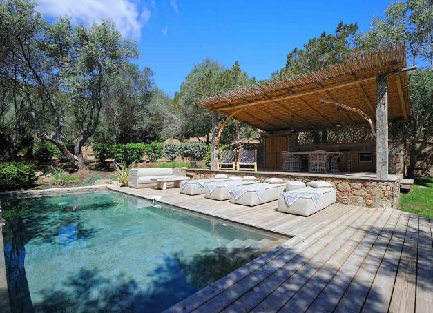 Criques translucides, maquis parfumé, villages perchés... la Corse a tout du décor de cinéma pour un voyage à deux. Voici cinq hôtels qui cochent toutes les cases : cadre naturel, atmosphère intime, cuisine à la hauteur et service qui comprend qu’un séjour en amoureux ne se gère pas comme un séminaire. 