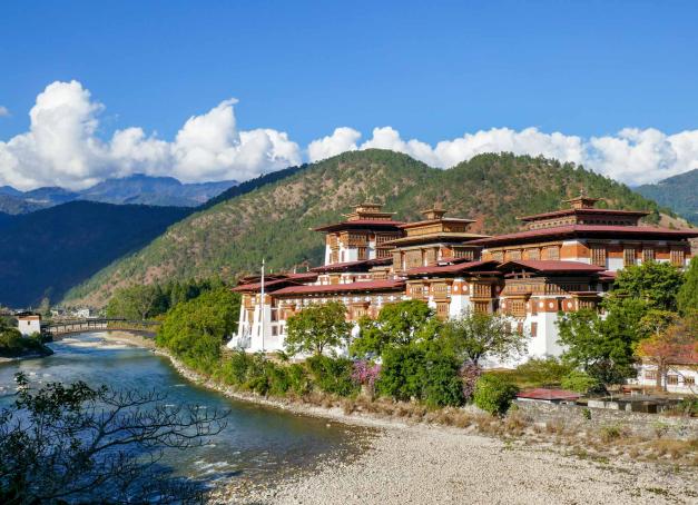 Plonger dans l'âme du Bhoutan, c'est entreprendre un voyage au-delà du temps et de l'agitation du monde moderne. L’itinéraire d’une vie diront certains, pour lesquels ce petit royaume niché dans les replis de l’Himalaya, coincé entre le Tibet et l’Inde, embrumé des vapeurs des lampes au beurre de yack, est la dernière frontière. Face à ses défis, le Bhoutan tente de préserver son essence. La collection d’hôtels Aman souhaite que les visiteurs puissent toucher du doigt la vérité de ce royaume si mystérieux.