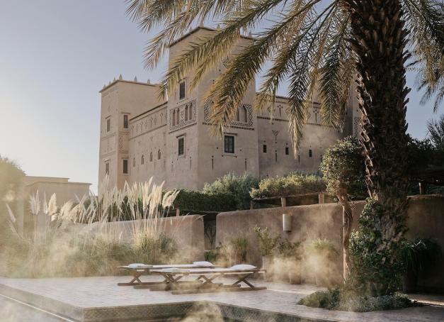 Dans la palmeraie de Skoura, Dar Ahlam fait bouger les lignes de l’hôtellerie de luxe. Pas de programme ni de carte d’activités : Thierry Teyssier orchestre un séjour fait d’émotions et de surprises, où chaque instant se révèle au fil des heures. Derrière la plus belle casbah du Maroc se cache aussi un modèle d’hospitalité engagée, porté par une cuisine ancrée dans son territoire et un vaste potager devenu un levier social pour toute l’oasis.