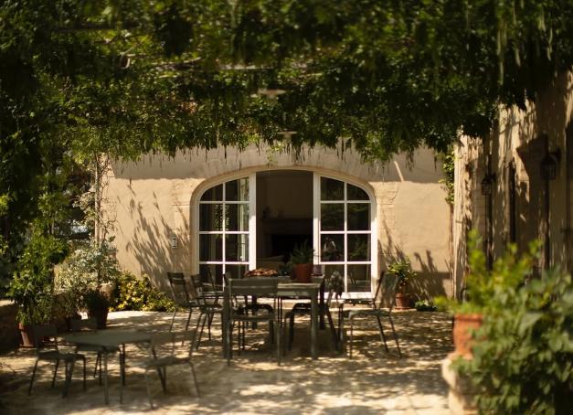 Dans les Alpilles, une nouvelle pépite oléicole prend racine sous l’impulsion d’un couple de jeunes entrepreneurs passionnés. Parmi les oliviers, ponctué d’ateliers de récolte et de dégustation, et offrant en prime une sélection d’hébergements raffinés, le Domaine Jòlibois incarne l’art de vivre provençal dans toute sa simplicité et son charme.