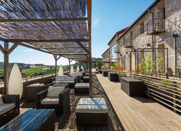 Besoin de calme et envie de renouer avec le cycle des saisons ? Les écolodges offrent la possibilité de se mettre au vert et de se reconnecter pleinement à la nature ! Entre cabane dans les arbres, gîte et lodge flottant, la rédaction de Yonder a sélectionné les 10 meilleurs écolodges de France.