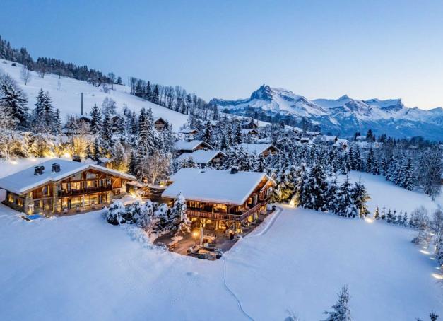 Megève abrite certains des chalets les plus luxueux des Alpes françaises. Architecture hors-normes, services sur-mesure, finitions haut de gamme : ces six adresses incarnent une vision assumée du prestige alpin. Focus sur les détails qui font vraiment la différence.