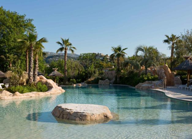 Au pied de Saint-Paul-de-Vence, le Domaine du Mas de Pierre, 5 étoiles métamorphosé en resort de luxe décontracté, dévoile quatre nouvelles cures bien-être. Lâcher-prise garanti dans un éden à quelques encablures de la Méditerranée.
