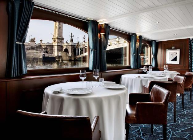 Dîner au fil de l’eau n'est plus le privilège des circuits touristiques. Entre navires de passage en bord de Marne et établissements bâtis sur le flot, amarrés à perpétuité sur le canal de l’Ourcq, embarquement immédiat pour les restaurants péniche à Paris et alentour où jeter l’ancre avec délice.