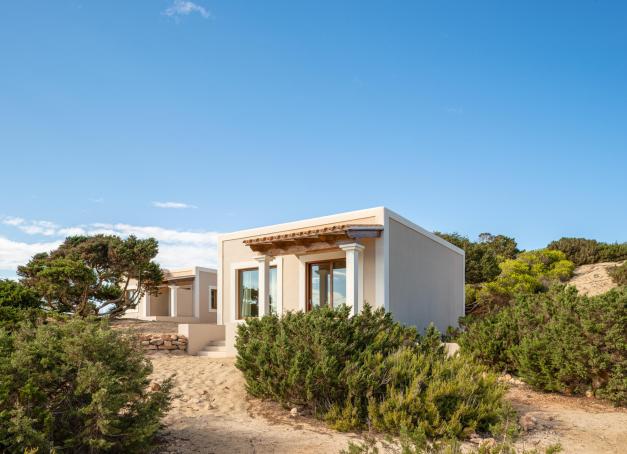 Sœur sauvage et préservée d'Ibiza, Formentera égraine ses pins et ses clapotis d'eaux turquoise loin de la fureur festive, et c'est bien ce qui fait tout son charme. De l'éco-luxe confidentiel posé sur les dunes au club balnéaire chic, voici notre sélection des cinq meilleures adresses de Formentera.