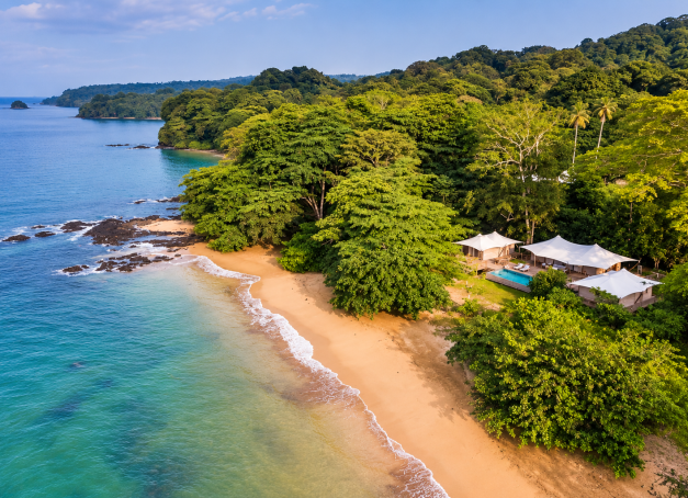 À cheval sur l’équateur, à 270 km du Gabon, São Tomé-et-Príncipe fut jadis le premier producteur mondial de cacao. L’indépendance, en 1975, précipita son effondrement économique. Deuxième plus petit État d’Afrique et l’un des plus pauvres, l’archipel conserve les vestiges de son histoire et une forêt primaire exceptionnelle. Premier pays entièrement classé réserve de biosphère par l’Unesco, il voit son tourisme émerger, tandis que Príncipe est préservée grâce à l’action du milliardaire Mark Shuttleworth.