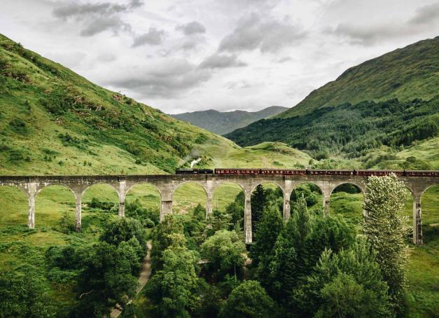 Le train est l’un des moyens de transport les plus écologiques. L’avion est plus rapide ? La voiture est plus flexible ? Notre top 10 de destinations accessibles en trains de nuit en Europe vous fera changer d’avis : espaces privés ou service aux petits soins, voici les meilleures raisons et destinations où voyager en train de nuit.