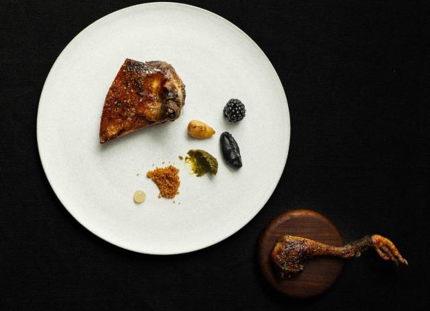 Dans le 4e arrondissement, le restaurant Eme est la première adresse parisienne d’un duo fusionnel : le chef uruguayen Nazareno Mayol Curti et sa compagne argentine Mara Ballester, qui assure la direction artistique et la direction de salle. Le voyage mêle technique de haute volée, souvenirs d’Amérique du Sud et une irrésistible sensation de joie.