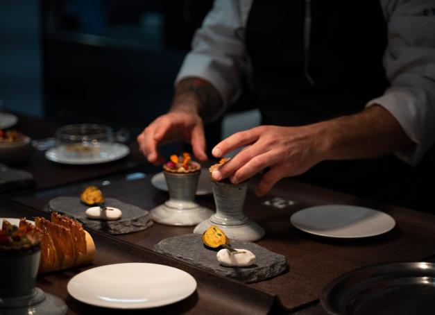 Inauguré il y a tout juste cinq ans sur la côte est de l’île, le restaurant du grand chef espagnol fête sa toute première étoile Michelin. Place à une gastronomie basque sublimée - et revisitée.