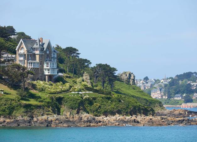 En Bretagne nord, les Côtes-d’Armor offrent un condensé de paysages sauvages, d’histoire et d’authenticité, entre formations rocheuses uniques, plages de sable fin, forêts légendaires et villages de granit authentiques. Terre de traditions et de gastronomie, le département cultive une hospitalité bretonne et un art de vivre vraiment typique, à l’image de ces cinq hôtels des Côtes-d’Armor élégants. Un luxe de retenue, ancré dans son environnement.
