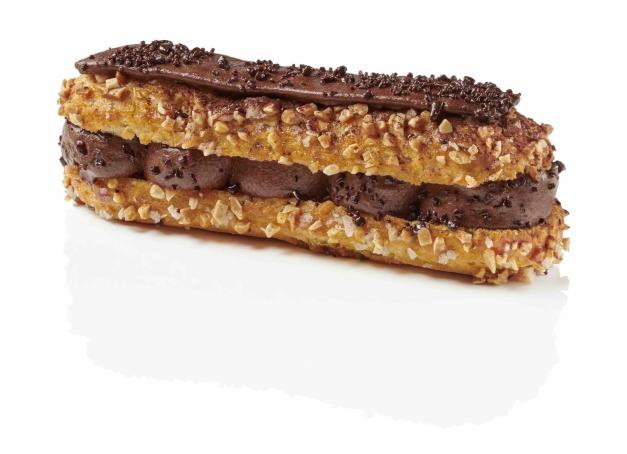 Pâtisserie simple, déclinable à souhait et adorée des Français, l’éclair s’est refait une beauté ces dernières années pour devenir l'un des éléments les plus vendus en boutique. C’est le cas en particulier de la version au chocolat adoubée, réclamée, réinventée même dans le tout Paris. Yonder est parti à la rencontre des meilleurs.