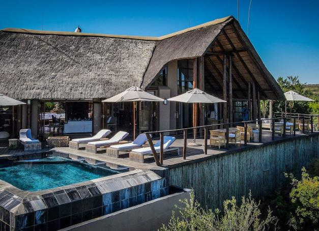 Les meilleurs lodges d’Afrique ne se résument pas à une vue sur la savane. De l’Afrique du Sud aux paysages sauvages de Namibie, ces cinq adresses se distinguent par leur décor, leur architecture et leur manière très personnelle d’imaginer le safari. Cinq lodges d’exception pour vivre l’Afrique australe au plus près de la nature.