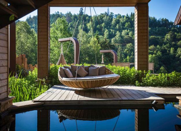 Tutoyant les Vosges dans la vallée de la Bruche aux confins de l’Alsace et des Vosges, La Cheneaudière est un havre tout trouvé pour les citadins en quête d’air pur, de calme et d’une table d’exception.