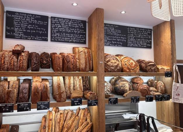 Si neuf Parisiens sur dix vivent à proximité d’une boulangerie, toutes ne se valent pas. Levain naturel, farines sourcées, fermentations longues et nouvelles signatures : l’artisanat reprend la main et bouscule les codes. Yonder a goûté, comparé et sélectionné les meilleures boulangeries de Paris, parmi les adresses les plus créatives et engagées de la capitale.

