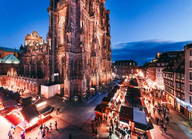 En Alsace, en Champagne, en Lorraine, dans les Ardennes, au cœur des Vosges, les villes et villages décorent leurs places et leurs façades de mille lumières et décorations à l’approche de Noël.