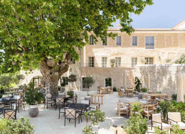 L’une des plus belles adresses du Luberon s’est offert une complète métamorphose, sublimant son héritage historique et gagnant en style plus contemporain. Un nouveau spa L’Occitane, immense et fort d’équipements et d’une carte de soins remarquables, conforte le lieu en tant que destination holistique incontournable en Provence.