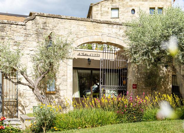 Uzès, premier duché de France, n’est pas qu’une simple collection de pierres dorées et de places ombragées par des platanes séculaires. C’est une ville-théâtre, une enclave où la garrigue s’invite à table avec une délicieuse indolence. En 2026, la scène gastronomique, loin des adresses de passage, déploie un art de vivre affirmé. De l'institution étoilée au néo-bistrot affranchi, Yonder a sélectionné les 5 restaurants d'Uzès qui redéfinissent la grammaire gourmande du Gard.