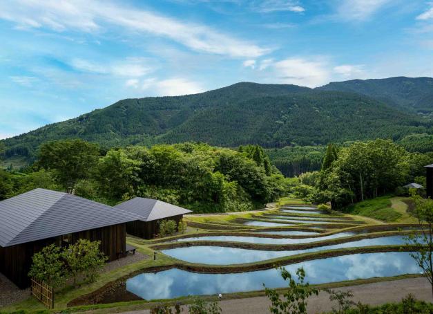 À deux pas de Yufuin, ville thermale de la préfecture d'Ōita, KAI Yufuin est une auberge dessinée par l'architecte vedette Kengo Kuma. Elle s'inscrit dans la tradition des fermes japonaises : le bâtiment doit s’effacer dans le jardin.