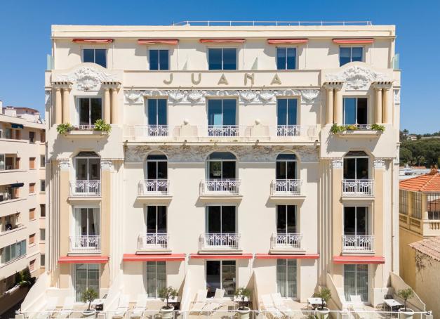 Entre la vieille ville fortifiée, les plages du Cap d’Antibes et l’ambiance animée de Juan-les-Pins, Antibes rassemble quelques-unes des plus belles adresses de la Côte. Voici notre sélection des meilleurs hôtels de charme, de luxe ou design, de 3 à 5 étoiles.
