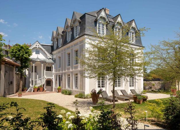 Estampillé Relais & Châteaux, l’Hôtel Saint-Delis est l’ancienne demeure et atelier du peintre Henri de Saint-Delis. Seulement 9 chambres dispersées dans un jardin clos romantique et bohème…