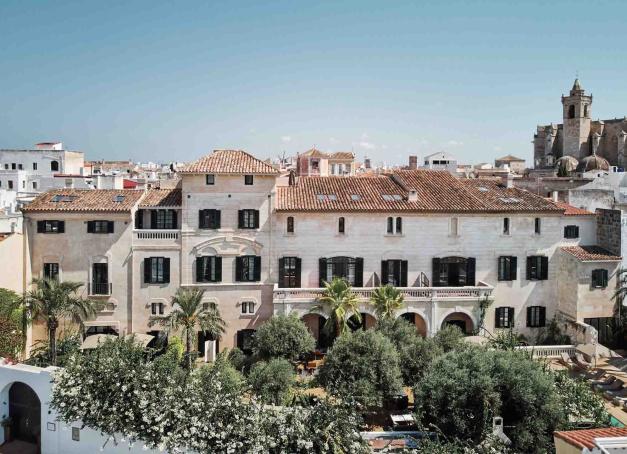 À Ciutadella, capitale de l’île jusqu’en 1722, cinq palais historiques accueillent un hôtel à l’aura magnétique. Ouvert d’avril à octobre, Faustino Gran se conçoit comme un repaire intime où débute une expérience immersive.
