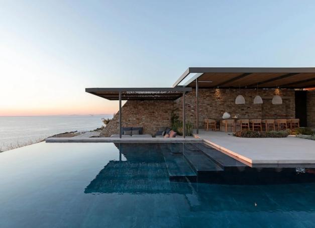 Architecture contemporaine, anciennes bâtisses réinventées, propriétés spectaculaires ouvertes sur l’horizon : sélection de cinq villas de luxe à louer dans les Cyclades, idéales pour des vacances en famille ou entre amis, où l’on prend le temps de découvrir une île et de vivre à son rythme.