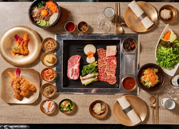 Du ragoût royal qui réchauffait les dynasties de Joseon aux comptoirs ultra-sages du Séoul millénaire, les baguettes parisiennes s'encanaillent enfin. Finis les bouillons tièdes : la capitale passe au gril avec de l'esprit, du piment et de sacrées secousses bistronomiques.
