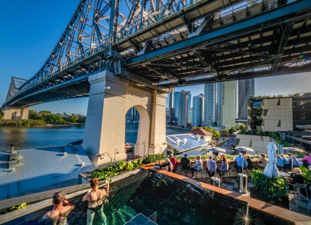 Les Jeux Olympiques n'y poseront leurs valises qu’en 2032, mais la rédaction de Yonder a pris un peu d’avance. Cap sur la capitale du Queensland, où une nouvelle génération d’hôtels bouscule les codes du luxe urbain. Rooftops spectaculaires, piscines instagrammables, design affûté et atmosphère « laid back » typiquement australienne : tour d’horizon des plus beaux hôtels de Brisbane, à réserver bien avant le coup d’envoi.