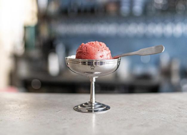 Quand le bitume parisien capitule sous la chaleur, la quête de la meilleure glace artisanale de Paris s'organise. Loin des textures standardisées et saturées de sucre, notre sélection des meilleurs glaciers de Paris célèbre ces artisans pour qui la turbine est un art.