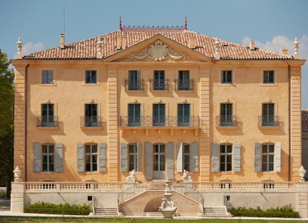 Œnotourisme : où dormir dans un vignoble en France ? De la Côte de Nuits, où Les Sources de Vougeot ont ouvert en 2026 leur hôtel spa 5 étoiles dans un prieuré cistercien, aux coteaux de Cheverny et aux Alpilles, notre sélection d’hôtels dans les vignes, entre tables étoilées, spas et offres exclusives du Club YONDER.